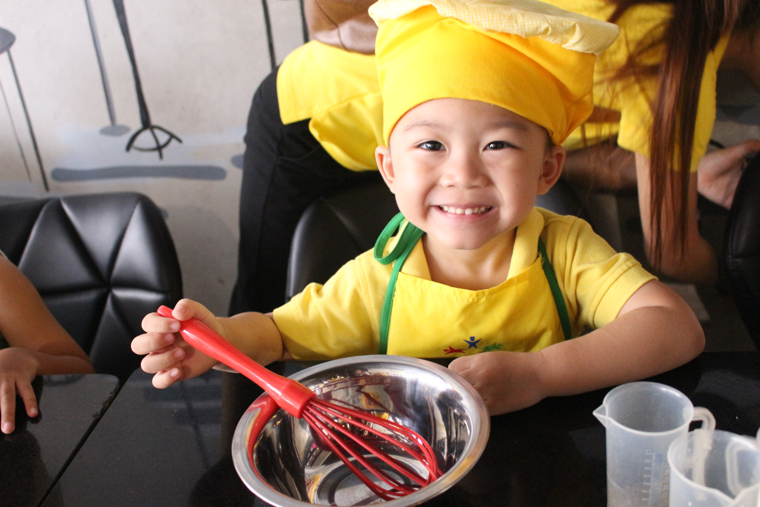 BÉ TẬP LÀM HOTDOG VÀ PHA CHẾ NƯỚC UỐNG