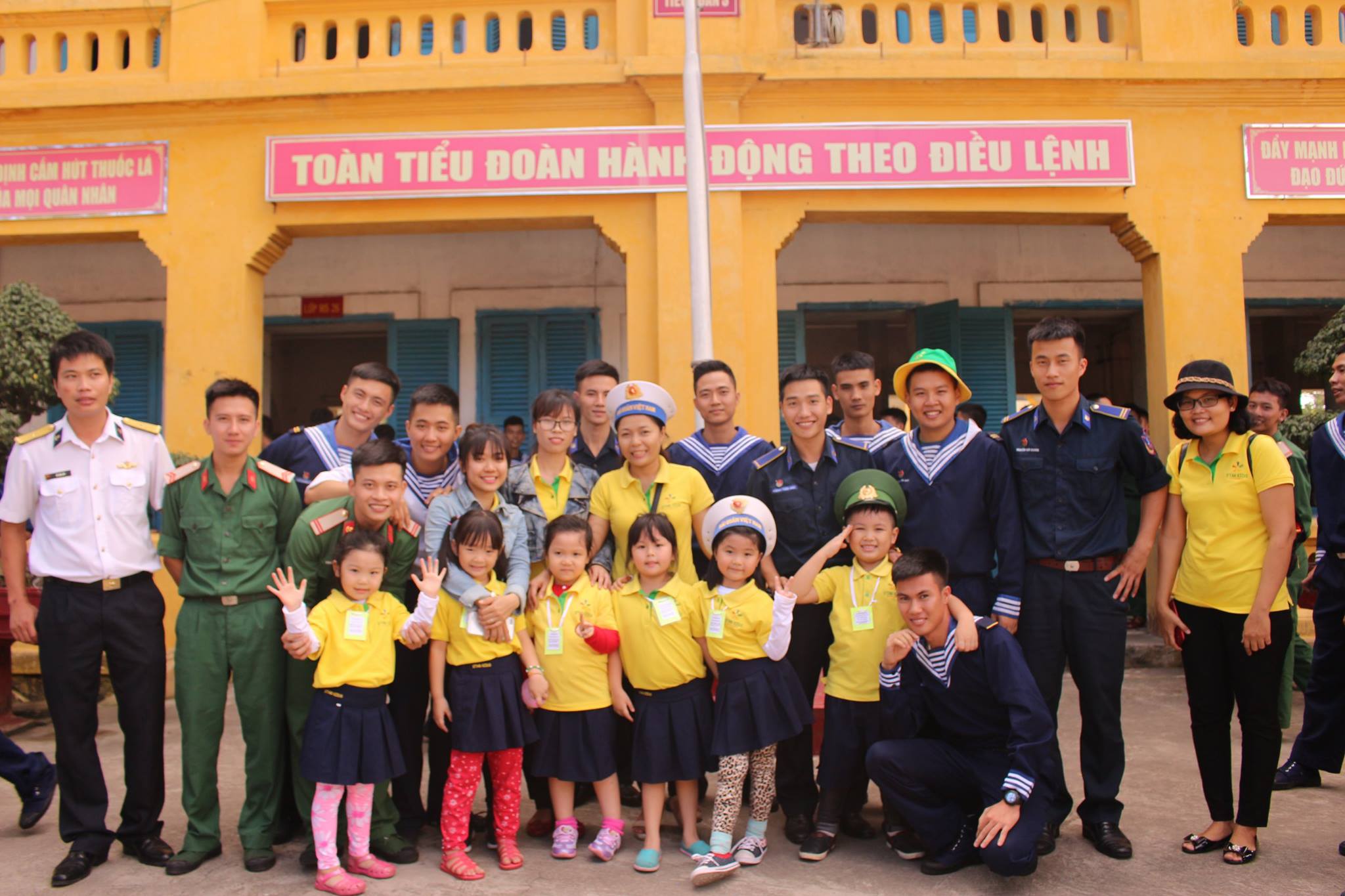 Tham quan doanh trại quân đội